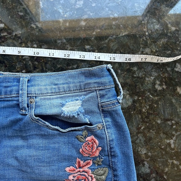 Mudd High Rise Shortie Flx Stretch embroidered floral Jean shorts. EUC. Festival - Picture 5 of 10